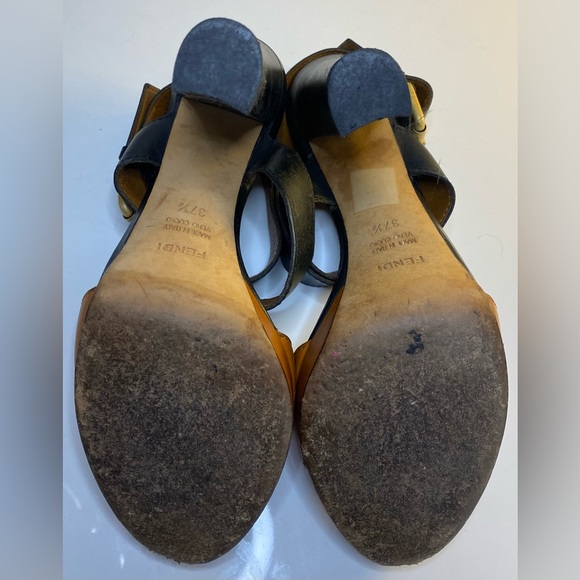 FENDI BICOLOR CROSSBAND PLATFORM HEELED SANDALS IN TAN/BLACK - Picture 4 of 5